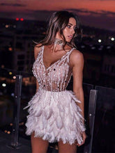 Luxuriöses Abendkleid mit Federn und V-Ausschnitt